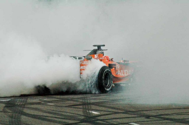 Robbert Doornbos doet donuts